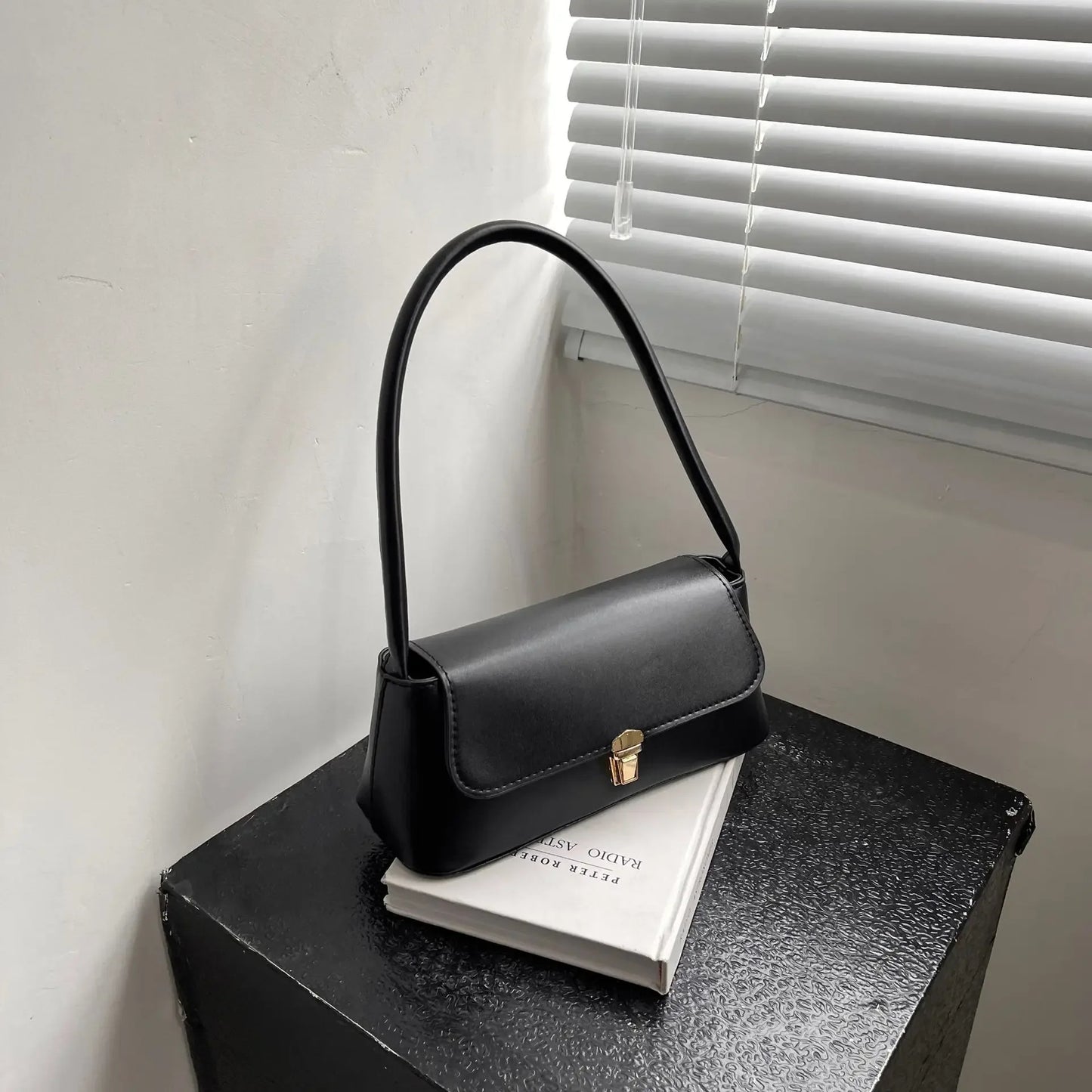 Corehide™ Women's Shoulder Bag Handbag Retro Baguette Bag Underarm Bag Fashion New Hand Shoulder Bag